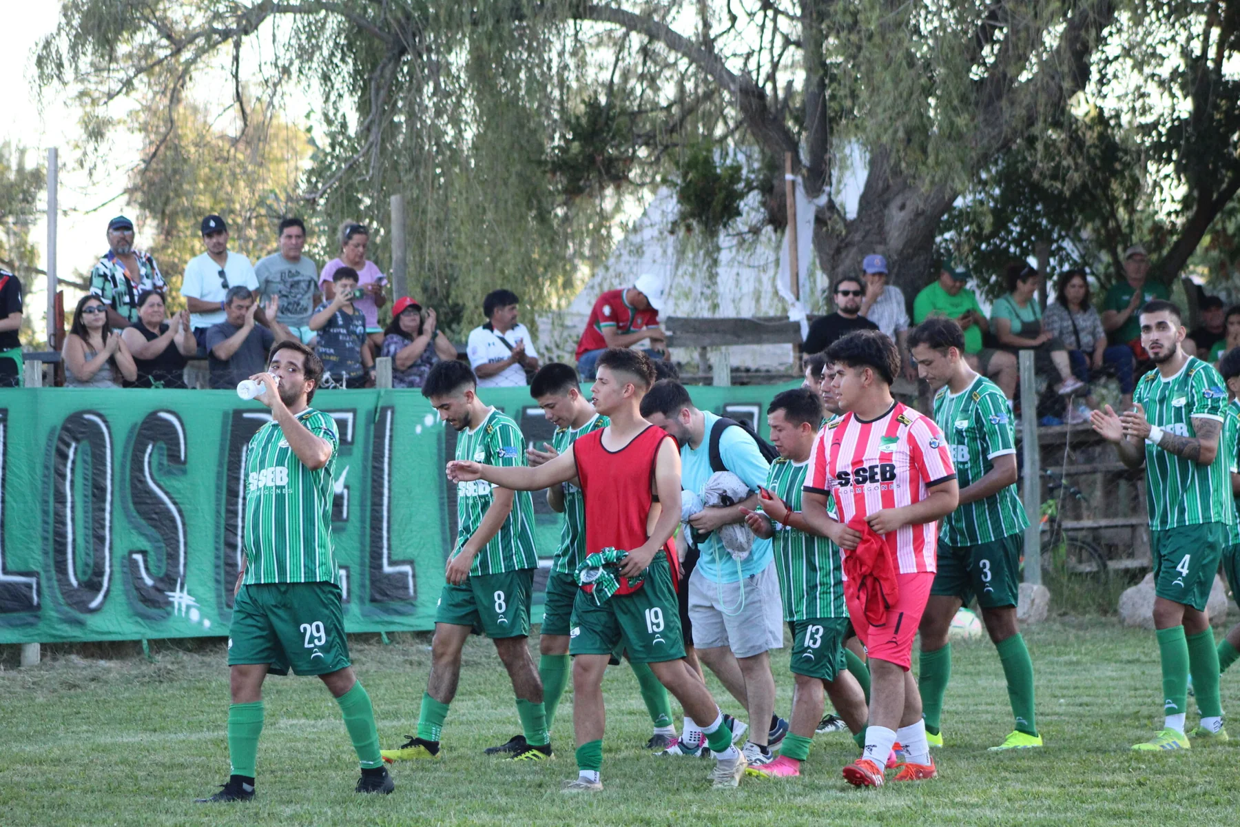 Jugadores de Perales junto a su comunidad